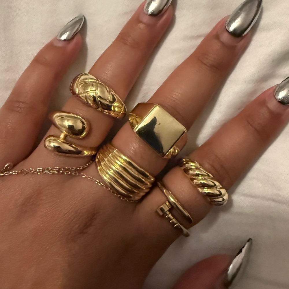 6 Gold Rings